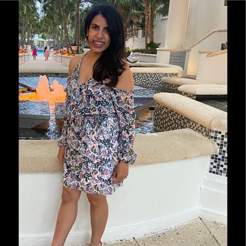 BCBG FLORAL DRESS IN SIZE SMALL